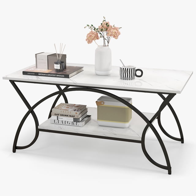 Costway Table Basse Industrielle à 2 Niveaux avec Plateau Rectangulaire en faux Marbre et Cadre Métallique Arqué Noir. Cette Table de cocktail Moderne Présente une surface Supérieure Spacieuse pour la Déco, la Salle à Manger Ou le Travail, et une Tablette Inférieure pour le Rangement. Conçue pour les Salons, Elle Comprend des Patins de Pieds Ajustables pour la Stabilité et un Dégagement de 6 Pouces pour la Compatibilité avec les Robots Aspirateurs.