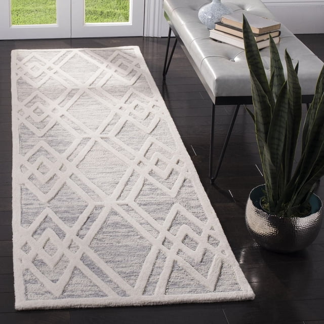 Safavieh Cambridge Rordan Tapis Géométrique Délavé pour Aire avec Laine Tuftée à la Main Présentant une Boucle Texturée Haute/basse et des Poils Coupés Motif Géométrique dans un Ton Neutre Délavé, Placé sur un Plancher de Bois Franc Foncé à Côté d'Un Banc Moderne et d'Une Plante Serpent en Pot, Convient comme Tapis Coureur durable pour la Maison Ou le Bureau.