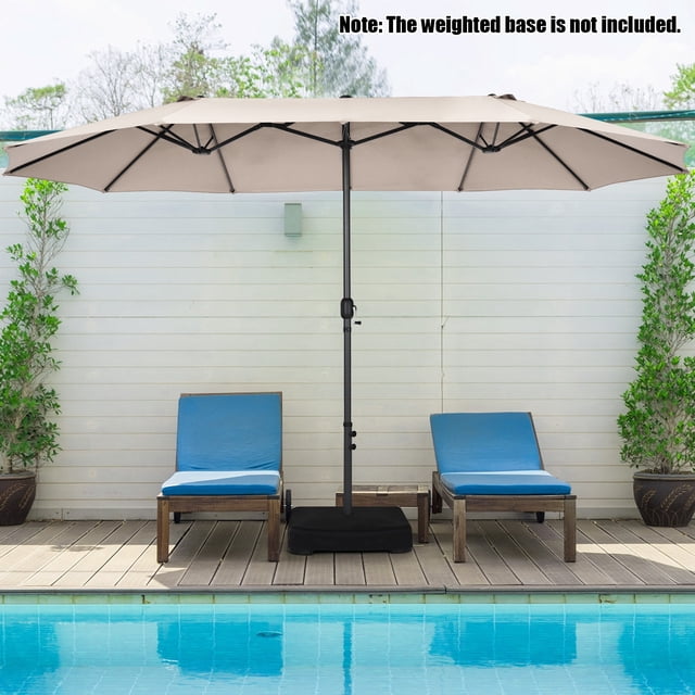 Patiojoy Parasol de Patio Double Face de 15 Pi en beige, Conçu pour l'Extérieur. le Parasol Présente une Conception Double Face pour une Couverture d'Ombre Étendue, Soutenu par un Cadre en Acier Robuste et un Auvent en Tissu polyester. Il Comprend un Système à Manivelle pour une Ouverture et une Fermeture Faciles, avec une Longue Corde pour un Pliage Sécurisé. le Parasol Est Montré dans un Cadre de Bord de Piscine avec Deux Chaises Longues Bleues et une Terrasse en Bois. Note : la base Lestée n'Est Pas Incluse.