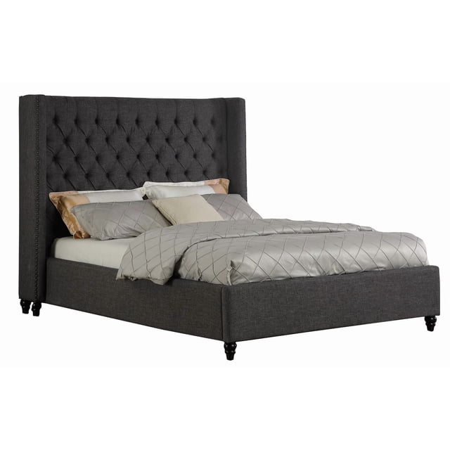 Lit Plateforme Grand Olivia, Gris, avec une Haute Tête de Lit Capitonnée à Boutons avec Garniture de Clous et Rembourré en Tissu Gris Texturé. le Cadre de Lit Repose sur des Pattes Noires Tournées et Est Habillé d'Une Couette Matelassée Gris Pâle et d'Oreillers beige et Or, Offrant un design de Mobilier de Chambre Intemporel et Élégant.