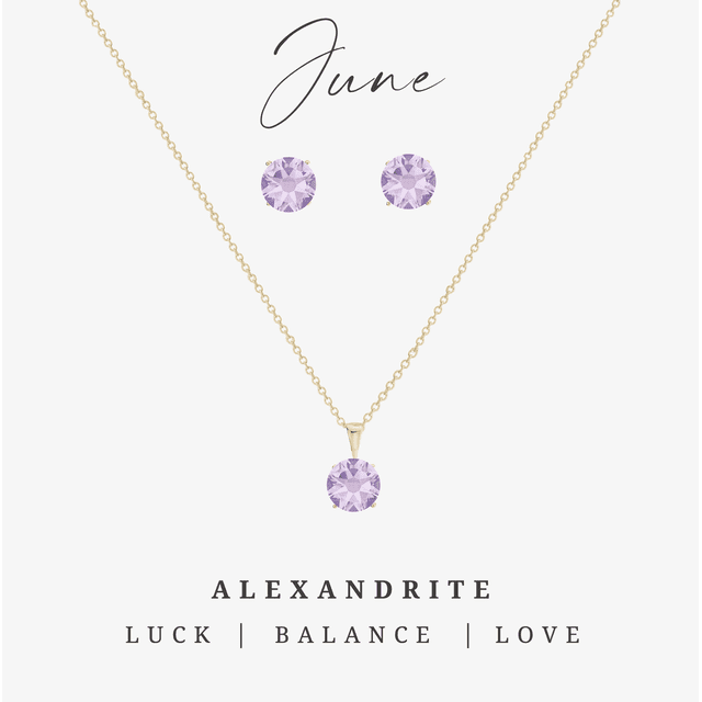 Ensemble Boucle d'Oreille et Collier en Zircone Cubique Pierre de Naissance de Juin Alexandrite Ton or, Vue Centrée et Orientée vers l'Avant d'Un Collier solitaire Ton or avec un Pendentif Rond en Zircone Cubique Teinte d'Alexandrite sur une Chaîne Délicate et des Boucles d'Oreilles Clous Rondes Assorties dans des Montants à Griffes sur un Fond Blanc Uni, Montré pour Offrir Ou pour Superposer au Quotidien.