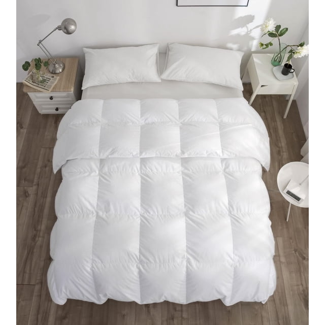 Royal Elite Couette en Duvet d'Oie Toutes Saisons avec Enveloppe Blanche 100 % Coton et construction à 4 Cases sur un Lit avec Oreillers Blancs et Drap-Housse beige, Ensemble dans une Pièce Lumineuse avec Plancher de Bois et tables de Chevet, Idéal pour la Chaleur et le Confort Toute l'Année.
