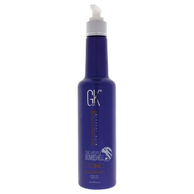 Shampooing Silver Bombshell par Global Keratin pour Unisexe - Bouteille de 9,5 oz. Conçu pour les Soins Capillaires, Ce Shampooing Rehaussant la Couleur Se Présente en Grande Bouteille Violette avec Distributeur à Pompe et Met en Valeur le logo GK hair à l'Avant.