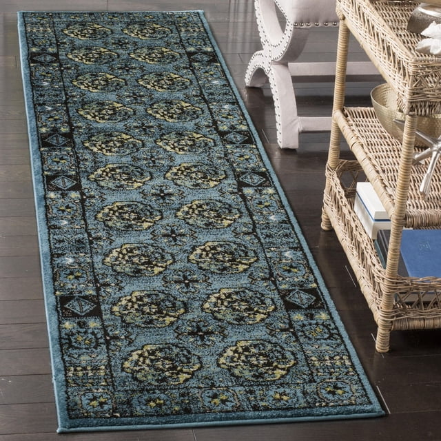 Safavieh Vintage Hamadan Tapis Coureur Traditionnel Regent avec Fond Bleu et motifs Floraux et Géométriques de Style Persan en Noir, beige et Jaune, Posé sur un Plancher de Bois Franc Foncé à Côté d'Une Tablette en Osier et d'Une Chaise Rembourrée beige, Idéal pour Ajouter du Caractère Vintage aux Couloirs Ou aux Entrées.