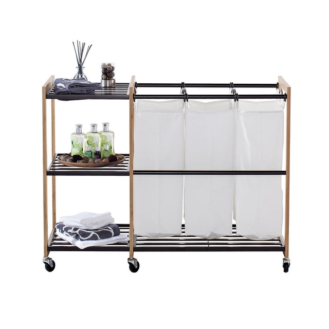 TRINITY EcoStorage Station de Lessive en Bronze à 3 Sacs avec Roues, avec Trois Grands Sacs à Lessive en Coton Blanc Pré-Rétréci Suspendus sur des Tiges en Bronze Enduites de Poudre Encadrées de Bambou, Trois Étagères à Lattes en Bronze Tenant des Serviettes Pliées et des Produits de Bain, le Tout sur Quatre Roues Pivotantes Incluant Deux Verrous pour une Mobilité Facile, Convient au Rangement et au Tri de la Buanderie.