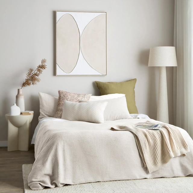 Bouclair Ensemble de Housse de Couette en Mousseline Blanc Cassé Grand Lit Exposé dans un Cadre de Chambre Serein. l'Ensemble de Literie Présente un Tissu Doux et Respirant dans des Tons Blanc Cassé Neutres, s'Harmonisant Magnifiquement avec la Déco pour une Esthétique Élégante et Tranquille. Accompagné d'Oreillers Assortis et d'Une Couverture Jetée Texturée, l'Ensemble de Housse de Couette Crée une Atmosphère Douillette et Invitante. Dimensions : 90 x 90 Pouces (228.6 x 228.6 cm