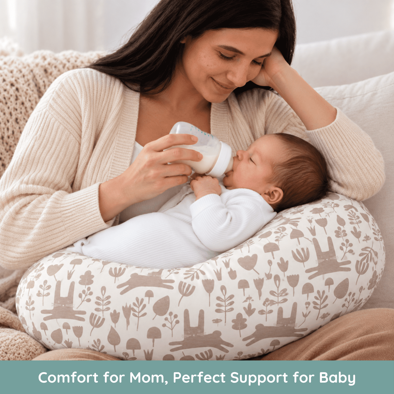Coussin d’allaitement Jolly Jumper Baby Sitter - Bunny | Entreprise fièrement canadienne | 100 % coton, hypoallergénique pour l’allaitement | Fabriqué au Canada avec des pièces canadiennes et importée