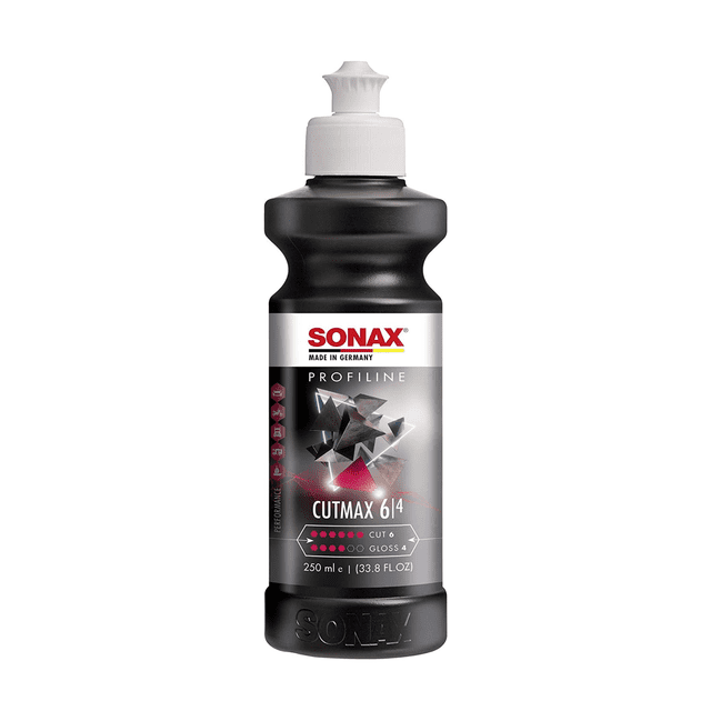 Sonax Cutmax 06-04 Pâte de Polissage pour Voiture dans une Bouteille Noire de 250 ml avec Capuchon Blanc. l'Étiquette Présente le logo Sonax, « Fabriqué en Allemagne », et des Détails sur Ses Capacités de Coupe et de Polissage Haute Performance. Conçue pour Enlever les Marques de Ponçage jusqu'à P1500, Elle Est à Base d'Eau, Sans Solvant et Sans Silicone, Ce Qui la Rend Adaptée aux Carrosseries et aux Centres de collision.