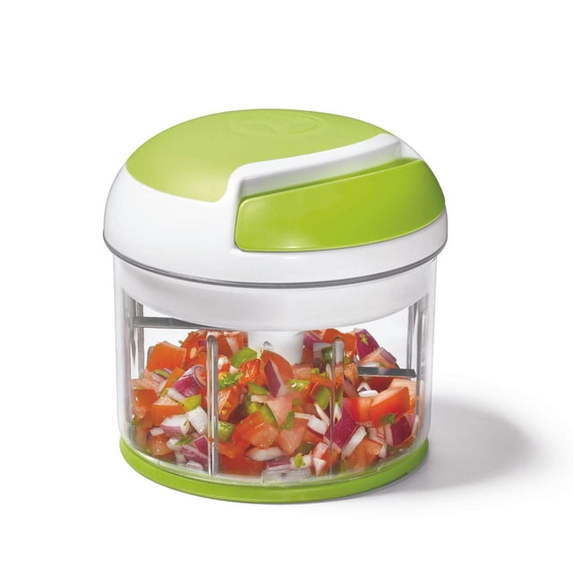 Starfrit Chopper à Tirer avec Couvercle, un Hachoir Manuel pour Aliments avec un Système de Coupe à 3 Lames à l'Intérieur d'Un Contenant Transparent Tenant des Tomates Hachées, des Oignons Rouges et des Poivrons Verts, Garni d'Un Couvercle Vert et Blanc avec un Cordon à Tirer Auto-Rétractable pour Hacher Rapidement dans les Ustensiles de Cuisine.