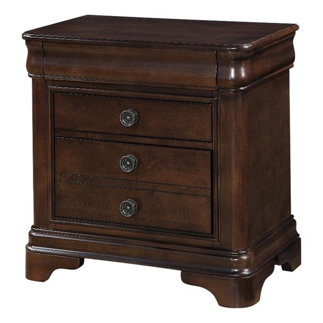 Picket House Furnishings Table de Chevet Conley Cherry avec une Finition Cerise Traditionnelle et Trois Tiroirs, Incluant un Tiroir Supérieur Caché Doublé de Feutre pour Rangement de Chevet. Fabriquée à Partir de Bois Franc et de Placages de Bouleau Sélectionnés sur Mesure, Elle Comprend des Patins Latéraux en Métal à extension Complète et des Boutons Décoratifs en Laiton antique. la Table de Chevet a des Bords Biseautés et des Pieds à Équerres, Mesure 30 Pouces de Hauteur, 30 Pouces de Largeur et 18 Pouces de Profondeur.