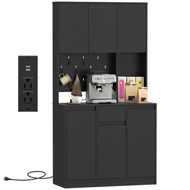 HOMCOM Armoire de Garde-Manger de 71 Pouces, Armoire de Rangement avec Station de Recharge, Noir. Cette Armoire de Garde-Manger Haute Noire Comprend Cinq Armoires Fermées, un Tiroir et Cinq Tablettes Ajustables pour un Rangement Personnalisable. le Comptoir Offre de l'Espace pour la Préparation des Repas Ou l'Exposition, Tandis Que le Dos à Panneau Perforé avec 10 Trous et six Crochets en S Garde les Outils Accessibles. Comprend une Barre d'Alimentation Intégrée avec Deux Prises et Deux ports USB pour un Chargement Pratique. Fabriquée en Panneau de Particules avec une surface en Mélamine, Elle Résiste à la Poussière
