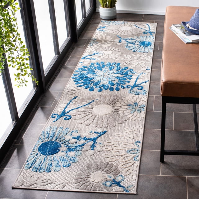Safavieh Cabana Tapis Coureur d'Extérieur en Grenat Floral pour Aire avec Fond beige et Motifs Floraux Bleu et Gris, Fabriqué à Partir de Fils Synthétiques Durables pour la Résistance aux Intempéries, Exposé sur un Plancher de Carreaux Foncés à Côté d'Un Banc en Cuir Brun et d'Une Plante en Pot Près des Fenêtres, Idéal pour les patios Extérieurs Ou les porches.