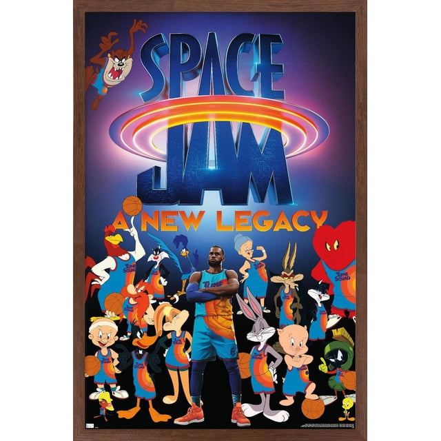 Space Jam : A New Legacy - Affiche Murale d'Équipe, 14,725 Po x 22,375 Po, Montrant une Vue avant Centrée d'Un Joueur de basketball en Uniforme d'Équipe avec Accords Bleus et orange, Bras Croisés, Entouré de Personnages Looney Tunes Incluant Bugs Bunny, Daffy Duck et d'Autres Portant des Chandails Assortis, sur un Fond Dégradé Foncé avec le logo Audacieux Space Jam au-Dessus, Idéal pour Décorer des Chambres, des Bureaux Ou des Dortoirs
