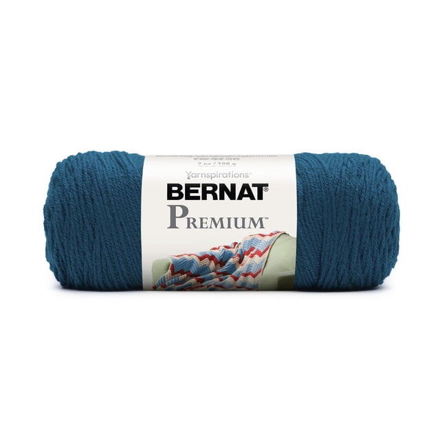 Bernat® PremiumTM Fil, Acrylique #4 Moyen, 7oz/198g, 360 Yards en Bleu Foncé, un Écheveau de Fil Acrylique de Poids Moyen avec une Torsade Subtile à 4 Brins et un Drapé Doux, Montré avec une Étiquette Représentant un afghan au crochet sur une Chaise Verte, Idéal pour des Projets de Tricot et de crochet Incluant des Vêtements et la Déco Maison.