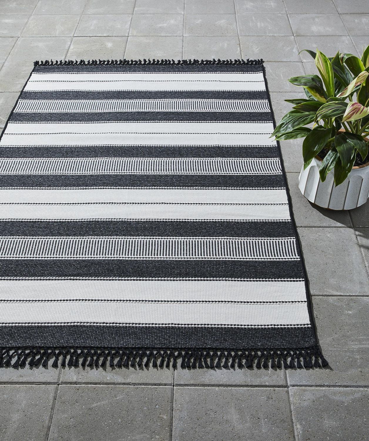 Better Homes & Gardens Tapis d'extérieur rayé noir et blanc 7' x 10' - Polypropylène/Polyester