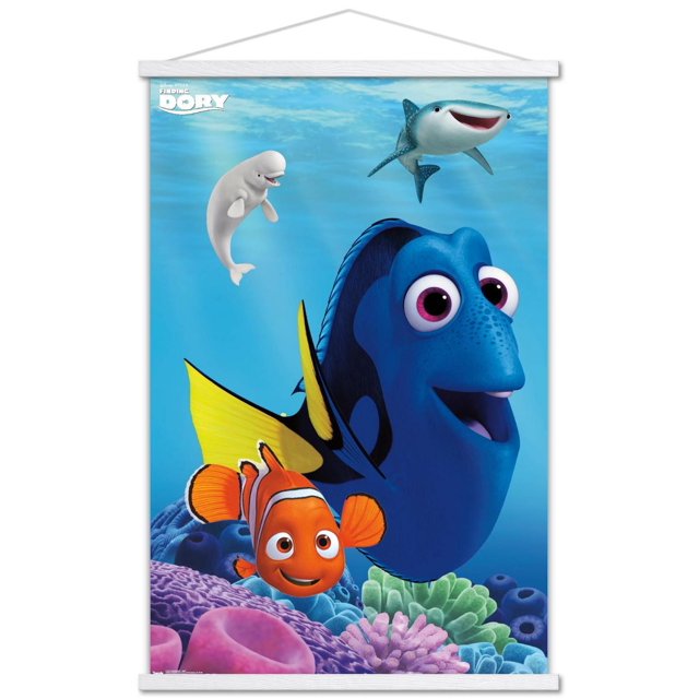 Disney Pixar Finding Dory - Affiche Murale Dory, 22,375 Pouces x 34 Pouces Représentant des Personnages Animés Dory le Poisson tang Bleu et le Poisson-Clown Nemo Nageant sur un Récif de Corail Coloré avec une Baleine, un Requin et un Béluga dans une Eau d'Océan Bleu Clair, Imprimée sur Papier Lustré Convenant à une Déco Intérieure Vibrante.
