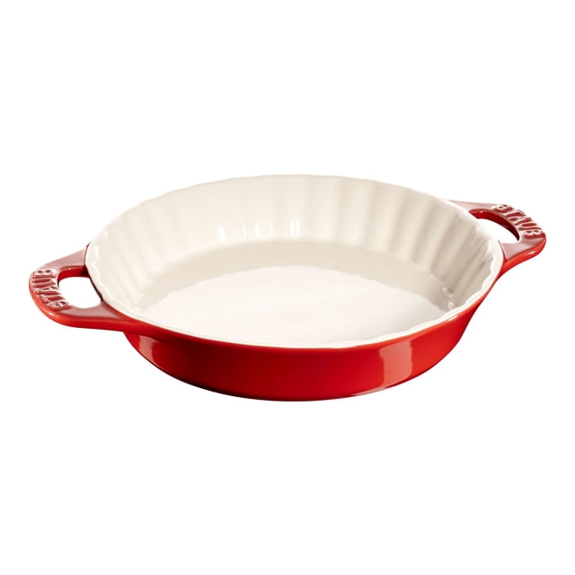 STAUB Céramique Ceramique Plat Rond en de 28 cm Pie en Rouge Cerise, avec Intérieur Cannelé et Poignées Ergonomiques. Fabriqué en Céramique de Haute Qualité pour des Résultats de Cuisson Uniformes, Ce Plat Est Idéal pour les Tartes et Grins Sucrés Ou Salés. la surface Émaillée Assure un Nettoyage Facile, et le Plat Est Empilable pour un Rangement Gain de Place.