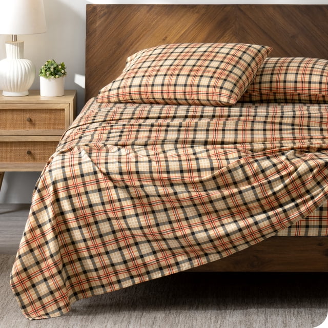 Bare Home Ensemble de Draps en Flanelle - 100 % Coton - Poche Profonde - Grand Lit Simple TG, Carreaux Style Chalet Rouge, 3 Pcs. un Lit Grand Simple TG Comprenant un Ensemble de Draps en Flanelle avec un Motif à Carreaux Style Chalet Rouge en Tons Rouge, beige et Noir. Comprend un Drap-Housse, un Drap Plat et une Taie d'Oreiller standard en Coton Brossé pour Chaleur et Confort. Idéal pour les Mois d'Hiver Froids, les Draps Sont Exposés dans une Chambre Douillette avec une Tête de Lit en Bois et une Table de Nuit Tenant une Lampe et une Plante