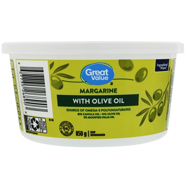 Great Value Margarine avec Huile d'Olive dans un Contenant en Plastique Blanc de 850 g avec une Étiquette Verte Présentant des illustrations de Branche d'Olivier, Faite avec 81 % d'Huile de canola, 10 % d'Huile d'Olive et 9 % d'Huile de Palme Modifiée. C'est une source d'Oméga-3 Polyinsaturés, Certifiée Casher, Ingrédient Sage, et Reste Douce et Tartinable Lorsqu'elle Est Réfrigérée, Convient pour l'Étalage sur du Pain Ou pour