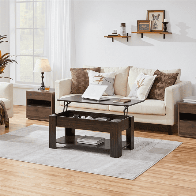 Yaheetech Table Basse Moderne à Plateau Relevable, Fini espresso, Conçue pour les Petits Espaces avec Compartiment Caché et Tablette Ouverte pour le Rangement. la Table Est Présentée dans un Décor de Salon avec un sofa beige, des Coussins Décoratifs et des tables d'Appoint en Bois. le Plateau Relevable Est Surélevé, Affichant Sa Hauteur Réglable pour la Salle à Manger Ou l'Écriture, Idéal pour les Petits Appartements Ou les Dortoirs.