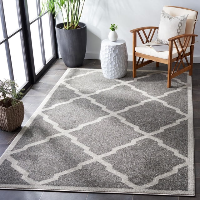 SAFAVIEH Amherst Sharalyn Tapis Géométrique Mettant en Vedette un Motif de Treillis Géométrique Gris et Blanc Cassé sur pile Coupée en Polypropylène durable, Exposé sur un Plancher de Carreaux Foncés dans une Pièce Lumineuse avec un Fauteuil en Bois et une table d'Appoint Texturée Blanche, Idéal pour les Espaces Intérieurs et Extérieurs à Fort Passage.