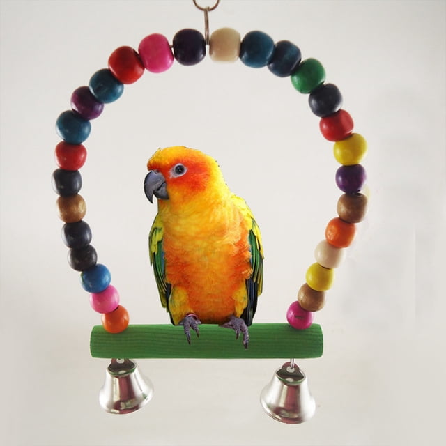 WIFKLSIIPG Jouet Balançoire de Cage pour Oiseau de Compagnie Perroquet Perruche Cockatiel, Conçu avec une Arche en Bois Multicolore Comprenant des Perles Vibrantes, une Barre Inférieure Verte et Deux Clochettes Métalliques Suspendues. Idéal comme Jouet pour Oiseaux et Accessoire de Cage, Il Offre un Espace Ludique pour Que des Oiseaux comme des Perroquets Se Perchent et Profitent.