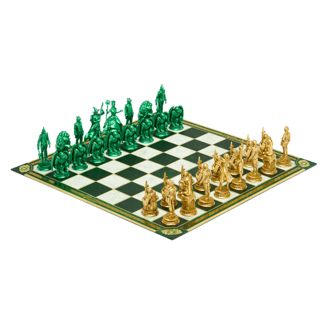 The Noble Collection Ensemble d'Échecs Wicked - Shiz Vs. Emerald City avec 32 Pcs d'Échecs Métalliques Émeraude et Or Représentant des Personnages Wicked, Arrangées sur un Plateau Dépliable Bordé de Briques Jaunes de Route, Conçu pour 2 Joueurs de 7 Ans et Plus, Convient au Jeu et à l'Exposition Stratégiques.