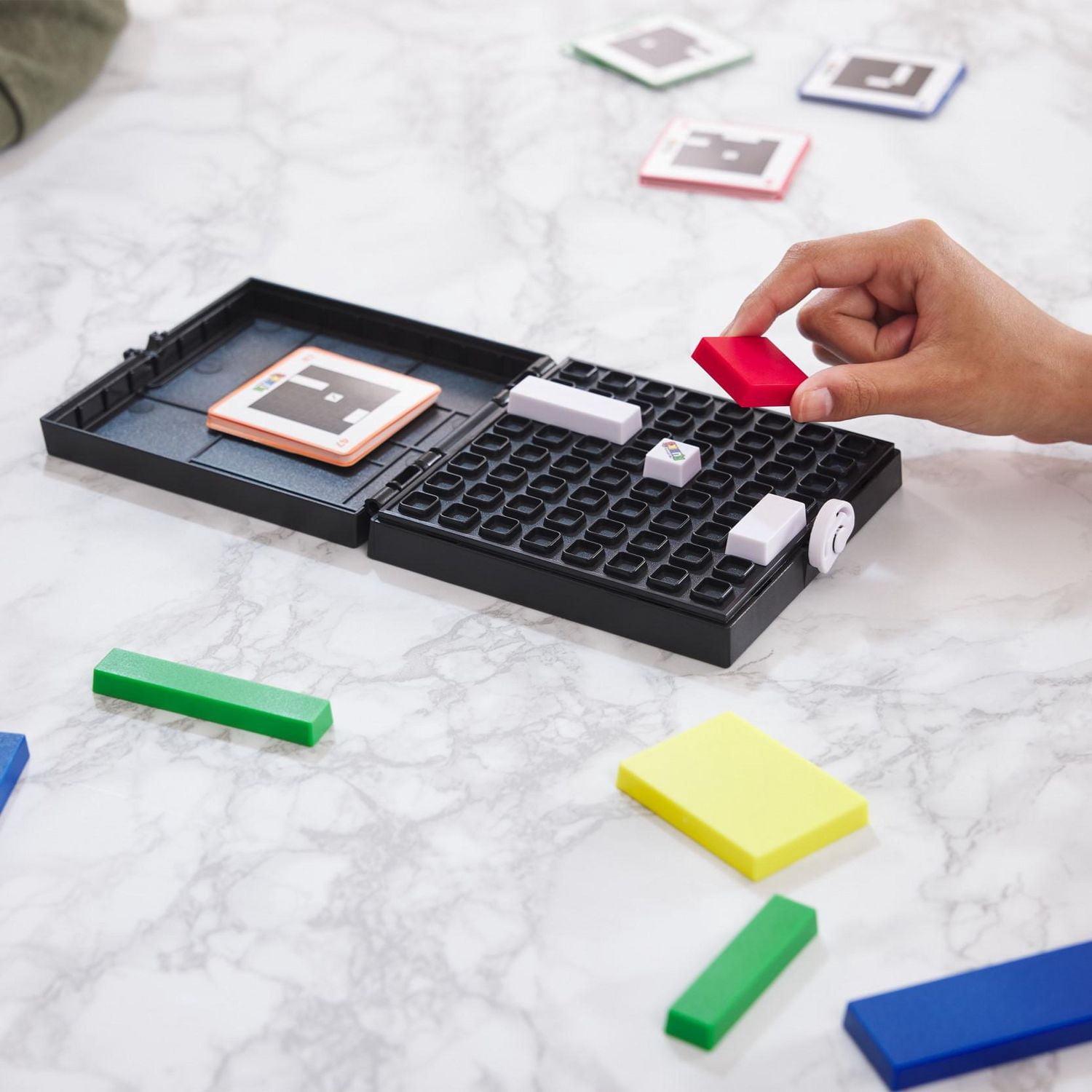 Rubik's Cube Gridlock, le jeu de casse-tête et de résolution de problèmes inspiré du jouet à manipuler classique, pour adultes et enfants à partir de 7 ans