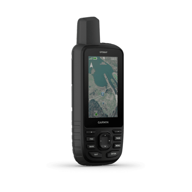 Garmin GPSMAP® 67 Portative Robuste GPS - Navigateur avec Cartes Haute Résolution Vue Orientée vers l'Avant de la Portative Robuste Affichant Son Écran Couleur de 3 Pouces Lisible au Soleil avec Carte TopoActive routable et Images satellite, Boutons de navigation Physique, et Marquages IPX7 / MIL-STD-810. Notes Prise en Charge GNSS Multibande, modes de Batterie Étendus, Appairage de Téléphone Intelligent, et Adaptée à la navigation de l'Arrière-pays et au Géocaching.