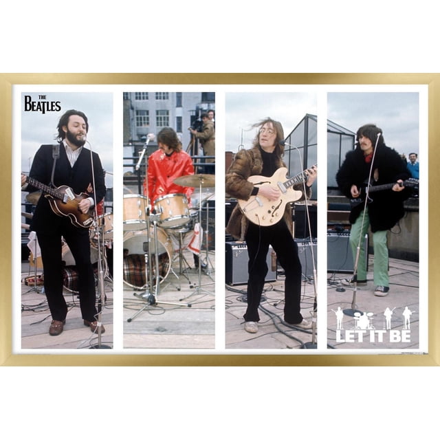 The Beatles - Let It Be Bars Affiche Murale, 22,375 Pouces x 34 Pouces Encadrée, Affichant Quatre Panneaux Verticaux du Groupe Se Performant à l'Extérieur sur un Toit avec Basse, Batterie et Guitares Électriques, Accompagnés de microphones et d'Amplificateurs dans un Cadre Urbain.