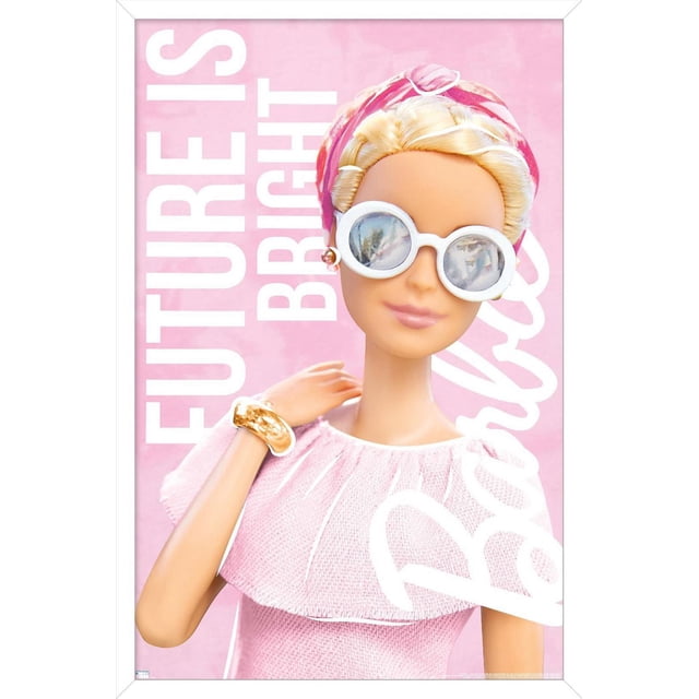 Mattel Barbie - Affiche Murale « Future is Bright » Mettant en Vedette une Poupée Barbie en Robe Texturée Rose avec Encolure à Volants, Portant un Foulard à Motifs Rose et Blanc, des Boucles d'Oreilles Créoles Dorées et un bracelet Épais en Or, sur Fond Rose avec Texte Blanc.