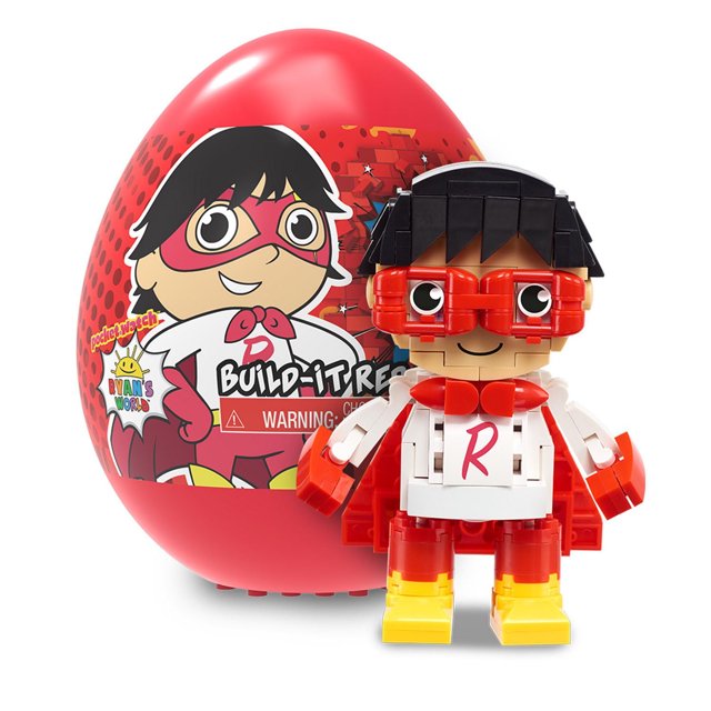 Ryan's World Oeuf à Construire Red Titan avec Plus de 100 Briques Présente une capsule en Forme d'Oeuf Rouge avec Graphique de Superhéros et une Figurine Red Titan à Construire avec Lunettes Rouges, Cheveux Noirs, cape Rouge, Torse Blanc avec Emblème R Rouge, et Bottes Jaunes, Convient à la Construction Créative et à l'Exposition.
