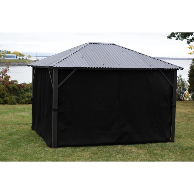 Rideaux Latéraux Noirs pour Gazebo 12 x 16 Po, Vue de Profil 3/4 Entourant les Côtés d'Un Gazebo à Cadre Métallique avec Toit en Métal Ondulé sur une Pelouse Gazonée au Bord d'Un Lac, Faits de Tissu Safezone Qui Protège des Rayons UV, du Vent et de la Pluie, Idéal pour l'Ombre Extérieure Saisonnière et la protection contre les Intempéries.