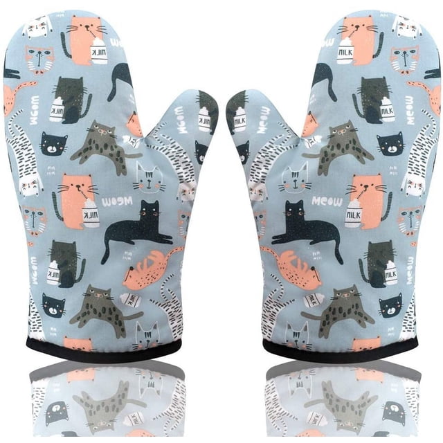 Mitaine de Four Mitaines de Four, Supports de Casseroles Mitaine Gants de Cuisson Gants de Four Mitaines de Four Gants de Cuisine Gants de Four Résistants à la Chaleur Lot de 2. une Paire de Gants de Four Résistants à la Chaleur avec un Motif Ludique à Thème Chat sur un Fond Bleu Pâle avec Diverses illustrations de Chat et des Textes comme « Meow » et « Milk. » Ils Incluent une Lanière pour une Suspension Facile et Sont Conçus avec une surface Antidérapante pour une Manipulation Sécuritaire. Convenant à la Cuisson et à la Cuisine, Ces Gants Offrent une Isolation Thermique pour Prévenir les Brûlures