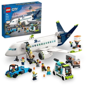 LEGO Avion passager de la ville 60367 Jeu de jouets pour la construction; avion amusant STEM Jouet pour les enfants avec un grand avion, un bus de passagers, un camion à bagages, un chargeur de conteneurs, et 9 Minifigures