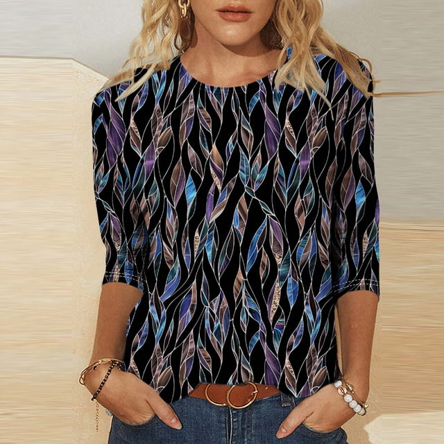 Soki T-Shirts de Mode pour Femmes, Col Rond Décontracté, Manches 3/4, T-Shirt Ample, Chemisiers et Chemises pour Dames. Ce Haut Présente un Fond Noir avec un Motif de Feuille Abstraite dans des Tons Bleu, Violet et Brun. Il a une Encolure Ronde, des Manches 3/4 et une Coupe Décontractée, Style avec jeans et bracelets. Idéal pour les Sorties Décontractées, le Travail Ou le Port Quotidien.