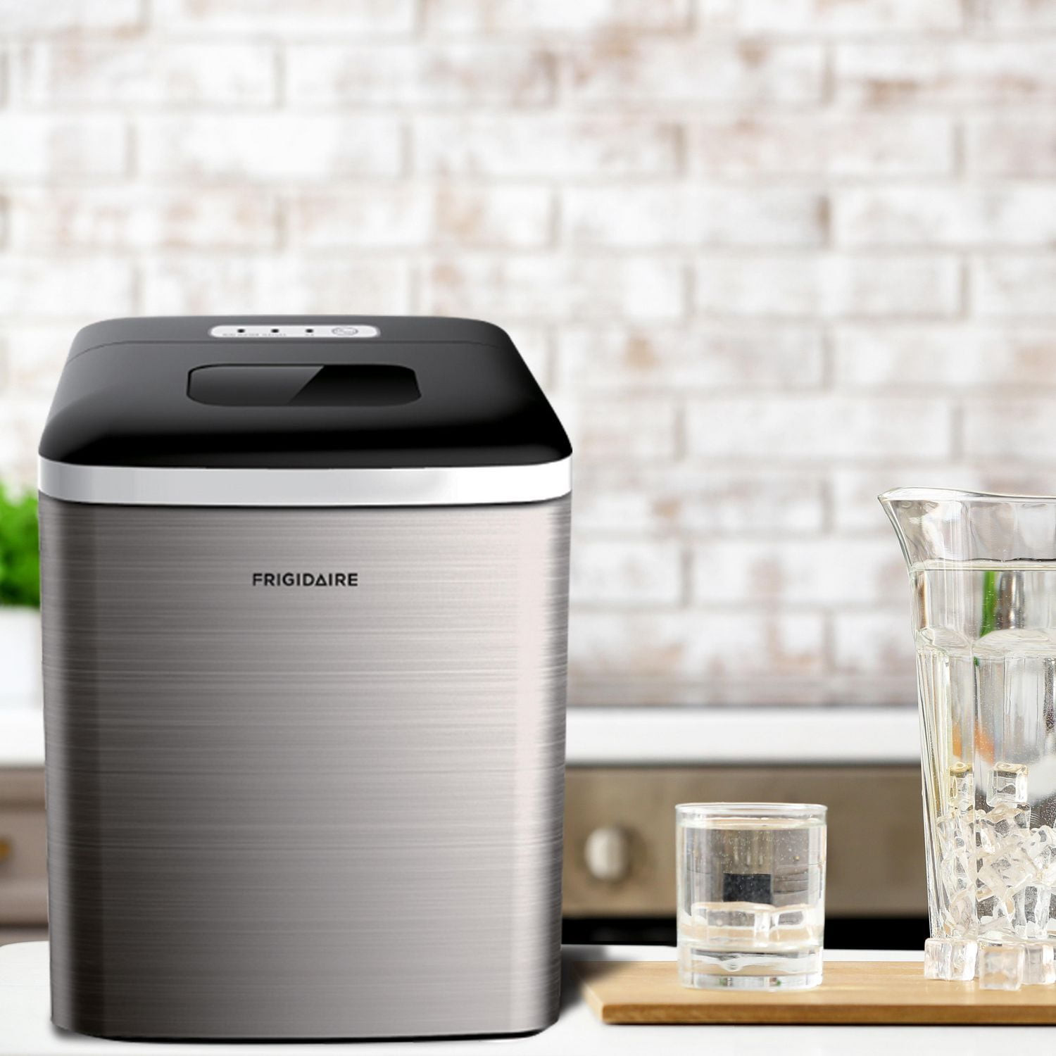 Machine à glaçons de comptoir en acier inoxydable de 26 livres de Frigidaire