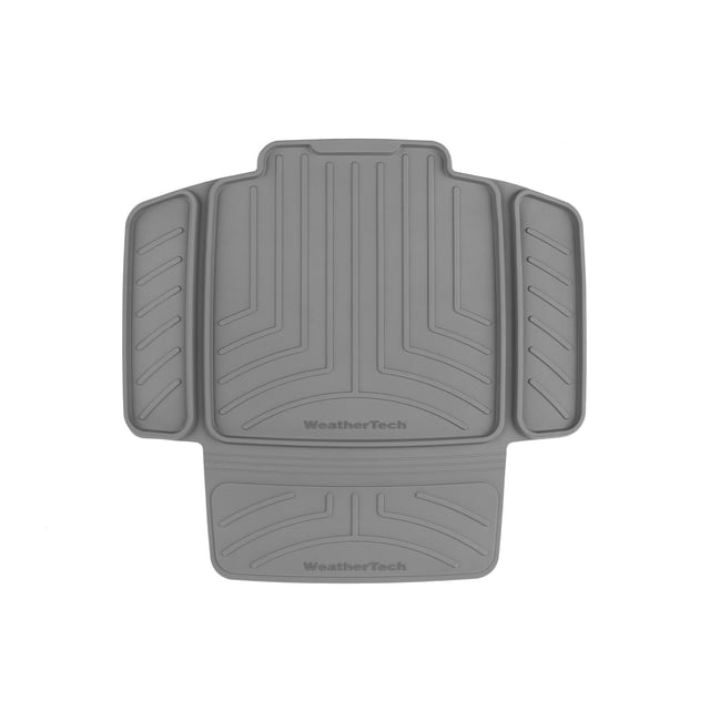 WeatherTech Protecteur de Siège d'Auto pour Enfant - Vue avant Gris Centrée d'Un Protecteur Moulé Monobloc avec surface TPE Texturée à Haute Densité, Bords de Périmètre Surélevés et Découpes Profilées pour l'Accès à la Ceinture de Sécurité; Endos Antidérapant sur un Siège Arrière de Véhicule Montré Protégeant les Rembourrage et Attrapant un Petit Déversement, Utilisé Souvent pour Stabiliser les Sièges d'Appoint pendant le Voyage.