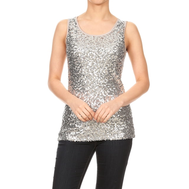 Débardeur Sans Manches à Encolure Ronde pour Femmes Orné de Paillettes Scintillantes et Brillantes en Argent, Taille Grand. le Haut Présente un devant Scintillant Orné de Paillettes et un Dos en Tricot Extensible Confortable. Il s'Agence Sans Manches avec une Encolure Ronde, Idéal pour les Fêtes, les Spectacles Ou les Tenues Décontractées. Montré Assorti à des jeans Foncés.