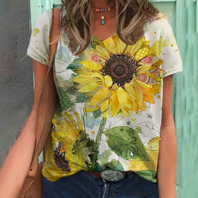 DEELLEEO T-Shirts Blouse à Imprimé d'Été pour Femmes, Manches Courtes, Hauts T-Shirts avec un Motif de Tournesol Audacieux sur Tissu Blanc. Ce Haut d'Été Léger et Décontracté Présente des Manches Courtes et un Col en V, Idéal par Temps Chaud. Stylé avec des Bas en denim, Il Est Parfait pour le Quotidien Ou les Sorties Décontractées.