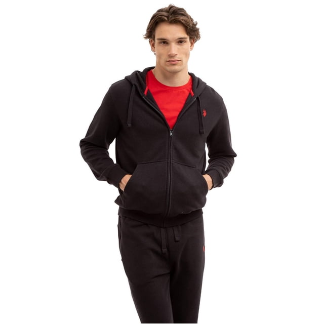 U.S. Polo Assn. Men's Chandail à Capuchon en Molleton Noir avec Fermeture Éclair Intégrale à l'Avant, Capuchon à Cordon, Doubles Poches avant et logo Brodé Rouge sur la Poitrine Gauche, Porté par-Dessus un t-shirt Rouge et Assorti à un Pantalon en Molleton Noir Assorti pour un Style Sportif Décontracté.