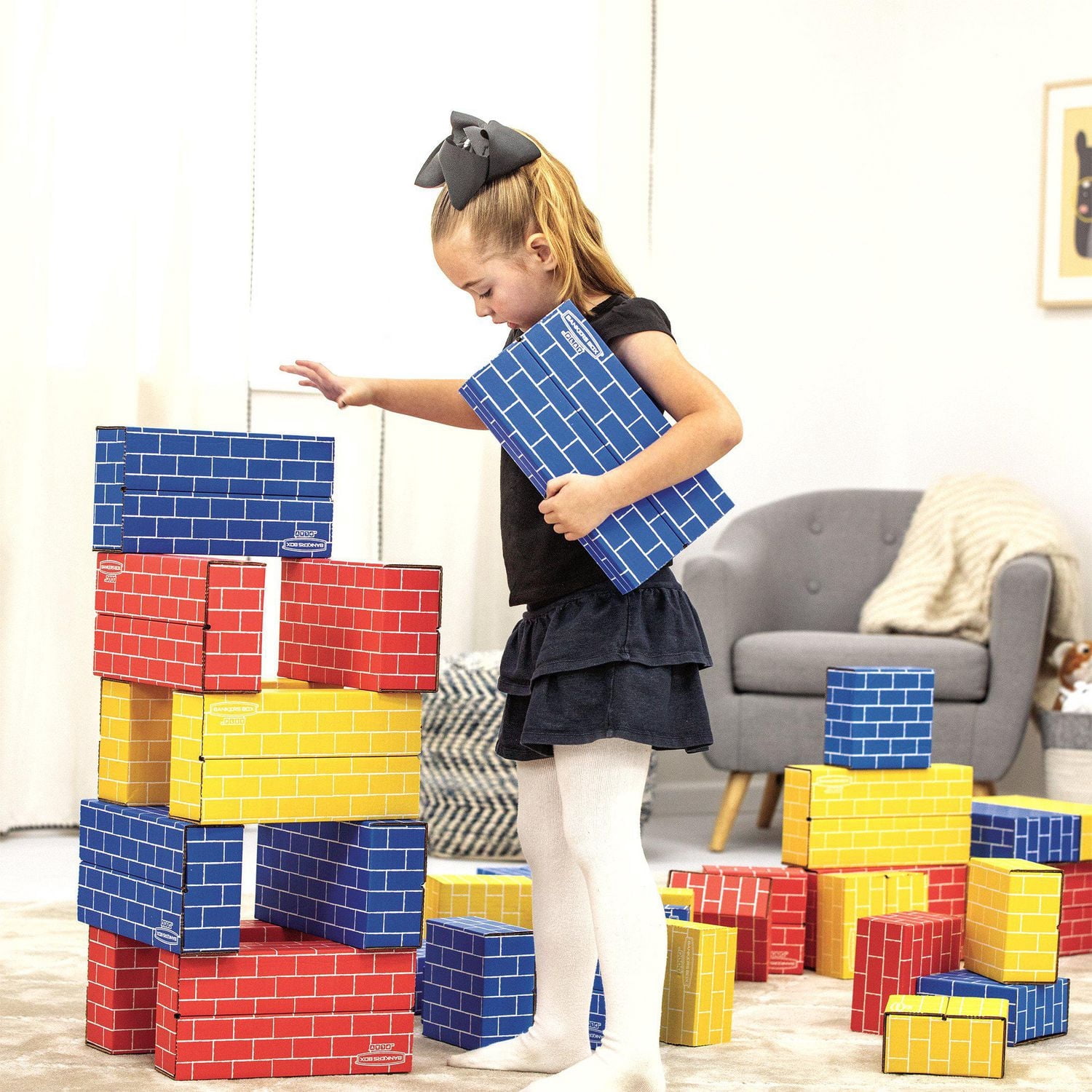 Boîte de construction en carton Bankers Box at Play. Comprend 40 blocs de 2 tailles différentes et 3 couleurs. À partir de 3 ans.