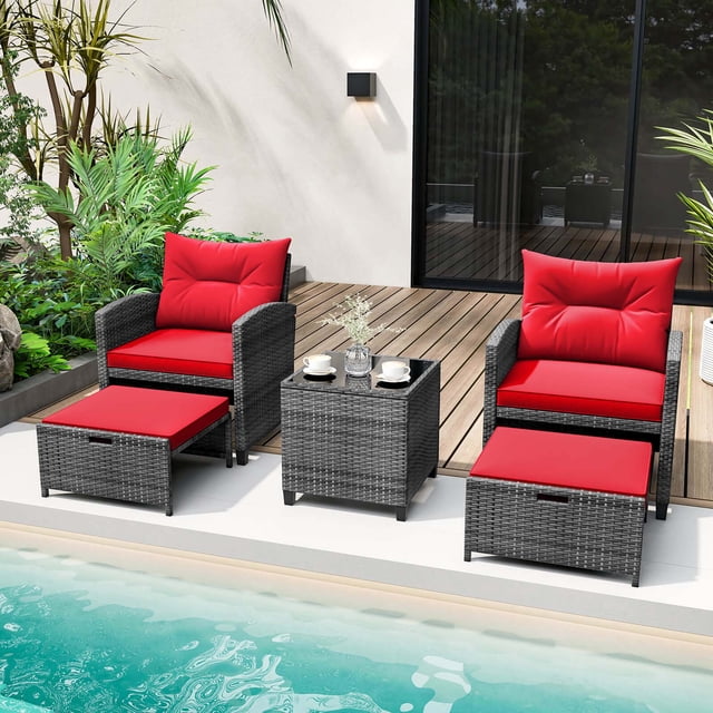 Costway Ensemble de Mobilier de Patio en Rotin 5 Pcs avec Deux Chaises en Rotin Gris Mixte Dotées de Dossiers Ergonomiques et d'Accoudoirs Courbés, Deux ottomans avec Coussins Rouges Pouvant Servir de Repose-Pieds, de Sièges Supplémentaires Ou de tables d'Appoint, et une table Basse en Verre Trempé. Idéal pour les Ensembles de conversation de Patio Extérieur, Exposé au Bord de la Piscine avec Verdure et une Terrasse en Bois en Arrière-Plan.