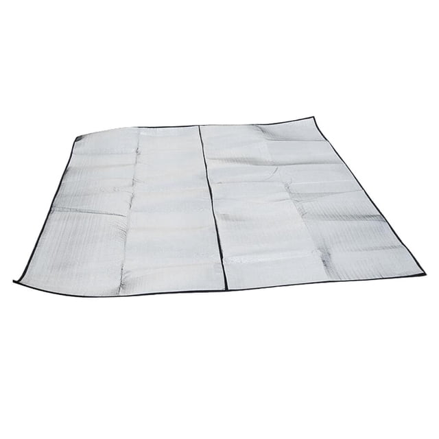 jinwen Tapis Imperméable Compact pour Tente, Drap de Sol 200x250 cm en Papier D\'aluminium avec Rembourrage en Coton Perlé, Montré Déplié. Présente une Finition Argentée avec des Bords Noirs, Convient comme Couverture Extérieure pour le camping, les Pique-Niques Ou la Plage. Conception Résistante à l'Humidité et Pliable avec Sac de Rangement Inclus.