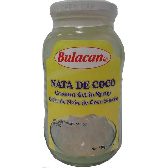 Bulacan Nata de Coco Blanc 340 g par Bouteille gel de Noix de Coco Non Coloré dans Sirop dans un Pot en Verre Transparent avec un Bouchon Blanc à Ouverture Facile, Présentant une Étiquette Jaune avec Texte Rouge et Bleu et des cubes de Noix de Coco Translucides Effet Gelée, Idéal pour halo-halo, Salades de Fruits et Boissons Tropicales.