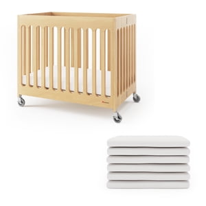 Foundations Boutique Pliant Hotel Crib et bundle de feuille - Y compris bois Mini Lit avec 3" Matelas de mousse (naturel) et 6-Pack Feuilles de lit de chambre à coucher blanches