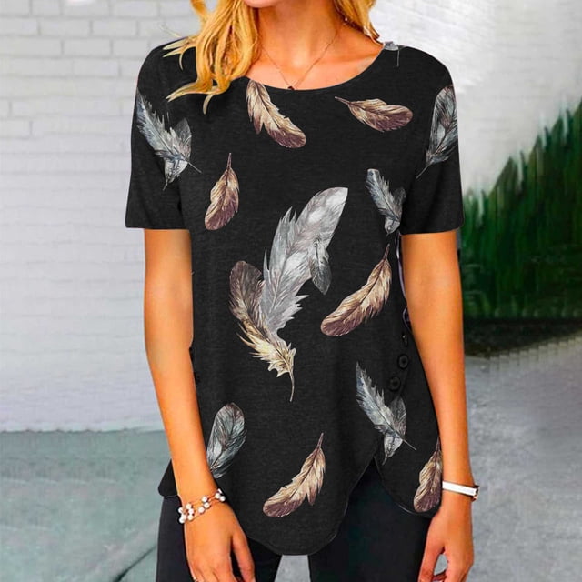 zanvin Hauts d'Été pour Femmes Mode Décontractée Col Rond Blouse Imprimée Manches Courtes T-Shirt à Boutons Latéraux en Noir. Ce Haut d'Été Léger pour Femmes Présente un Motif à Plumes, des Manches Courtes et des accents de Boutons Latéraux. Fabriqué à Partir d'Un Mélange Doux et Extensible polyester-spandex, Il Offre une Coupe Ample Parfaite pour les Sorties Décontractées, les Fêtes, le Travail Ou la Superposition pendant l'Été.