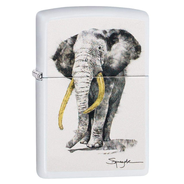 Zippo Briquet de Poche Spazuk Éléphant Mettant en Vedette l'Oeuvre de fumage de Steven Spazuk d'Un Éléphant Détaillé aux Défenses Dorées sur une Finition Blanche Mate. le Briquet Comprend un Tampon Inférieur Indiquant Son Année de Fabrication, Est Rechargeable, Coupe-Vent et Appuyé par la Garantie à Vie de Zippo. Fabriqué à Bradford, PA, et Emballé dans une Boîte-Cadeau.