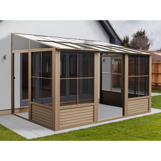 Gazebo Penguin Florence Additionnel 10 Pi x 12 Pi dans le Sable, solarium Extérieur Fermé avec Cadre en Aluminium Couleur Sable Enduit de Poudre, Panneaux de Toit en polycarbonate Renforcés de 8 mm avec protection UV, Fenêtres Coulissantes en PVC avec Moustiquaires Intégrées, et Deux Portes Coulissantes, Fixé à un Mur Extérieur de Maison sur un patio en Béton avec Gazon Environnant.