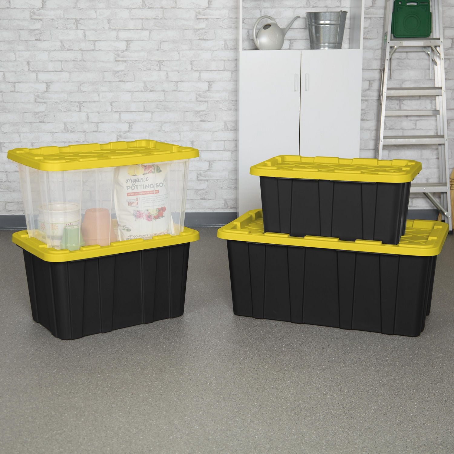 Bac de rangement industriel Sterilite de 64L, bac de rangement en plastique durable avec couvercle à clip, Noir/Jaune - 6 Pk